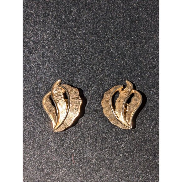 Vintage Crown Trifari Gold-Tone Clip-On Earrings - Picture 1 of 4